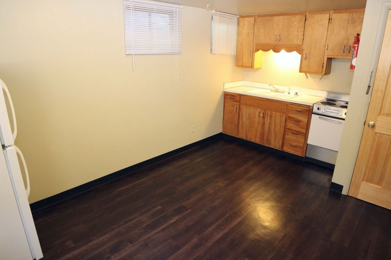 638 1/2 S Meldrum St - Photo 2 of 8