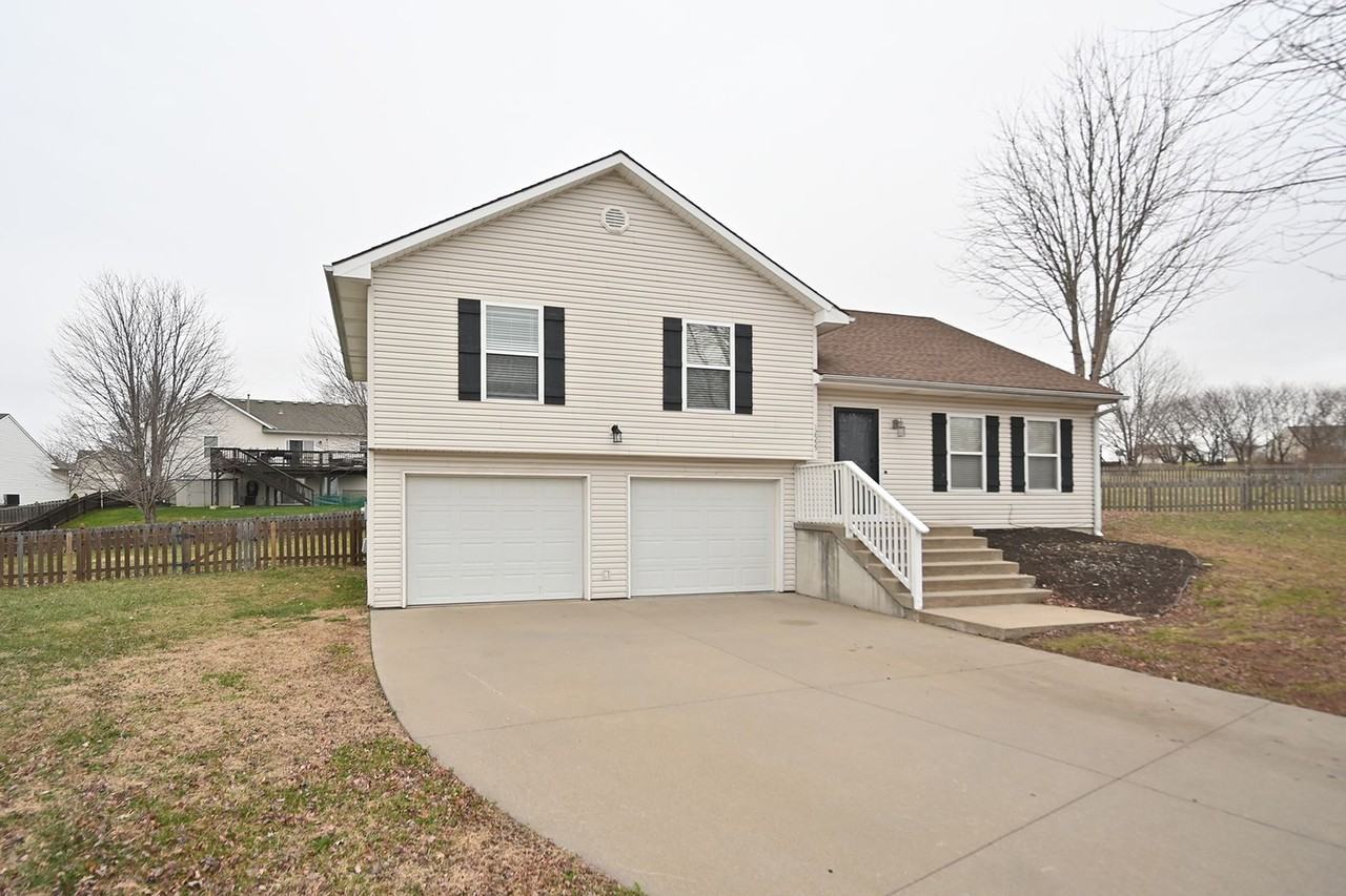 12555 Oak Point Dr - Photo 2 of 32