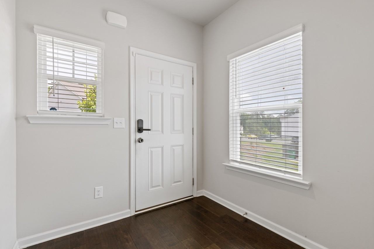 3498 Lakeview Crk - Photo 3 of 18