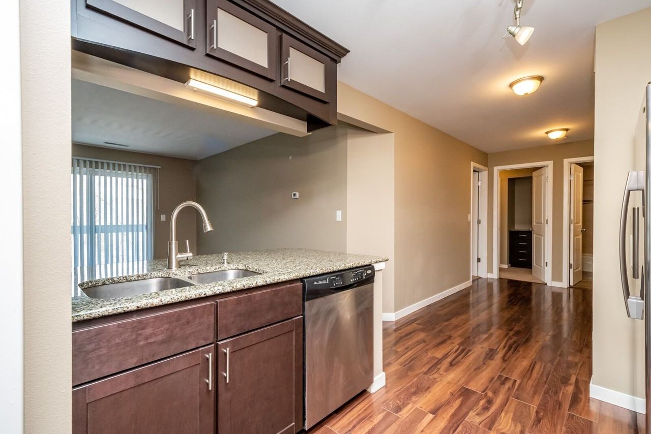 1000 Oakcrest St #206 - Photo 4 of 21