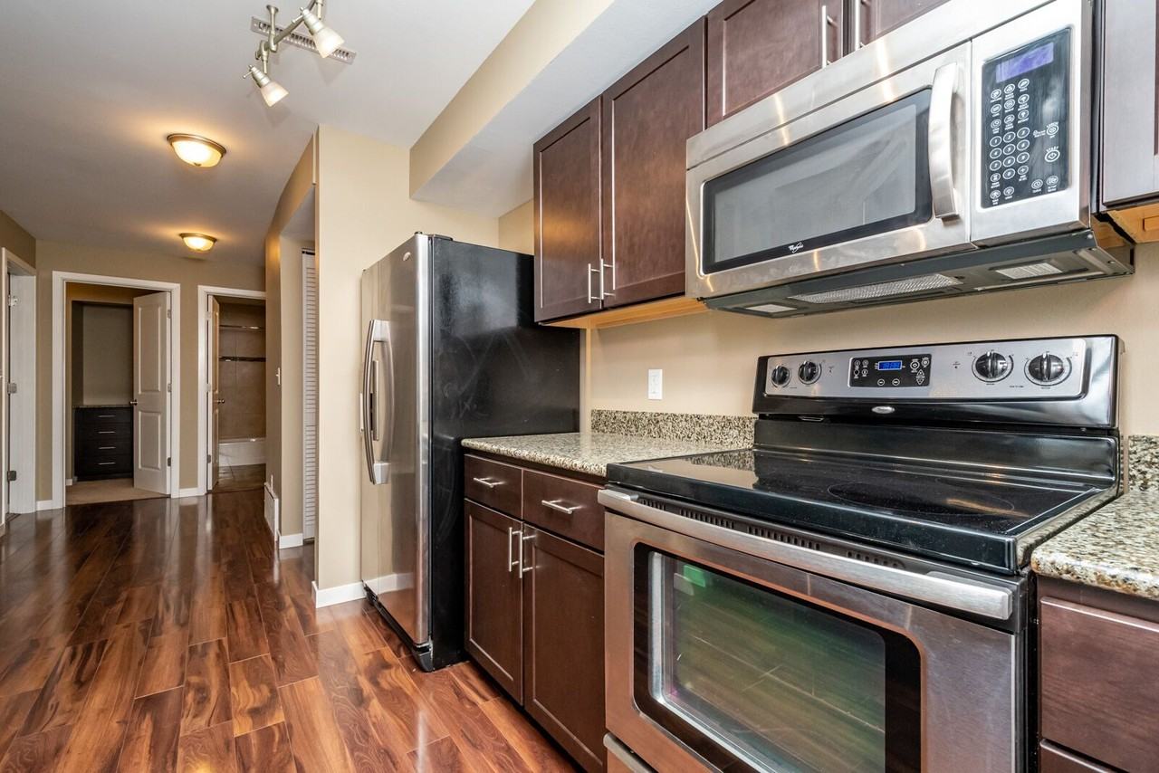 1000 Oakcrest St #206 - Photo 5 of 21