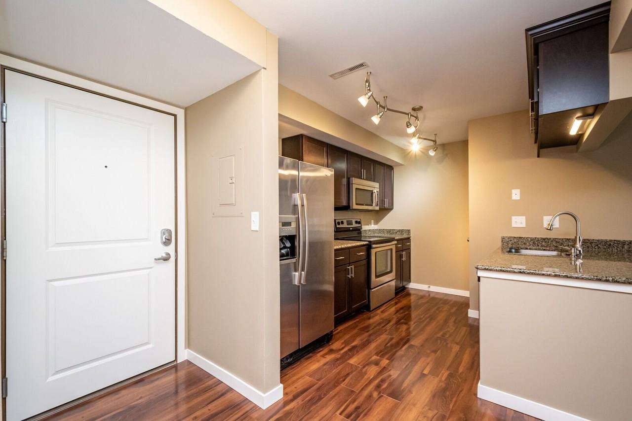 1000 Oakcrest St #206 - Photo 6 of 21