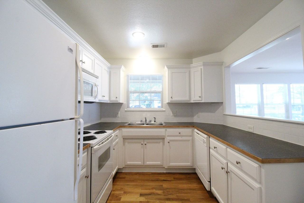 4415 S Parkway Dr - Photo 5 of 9