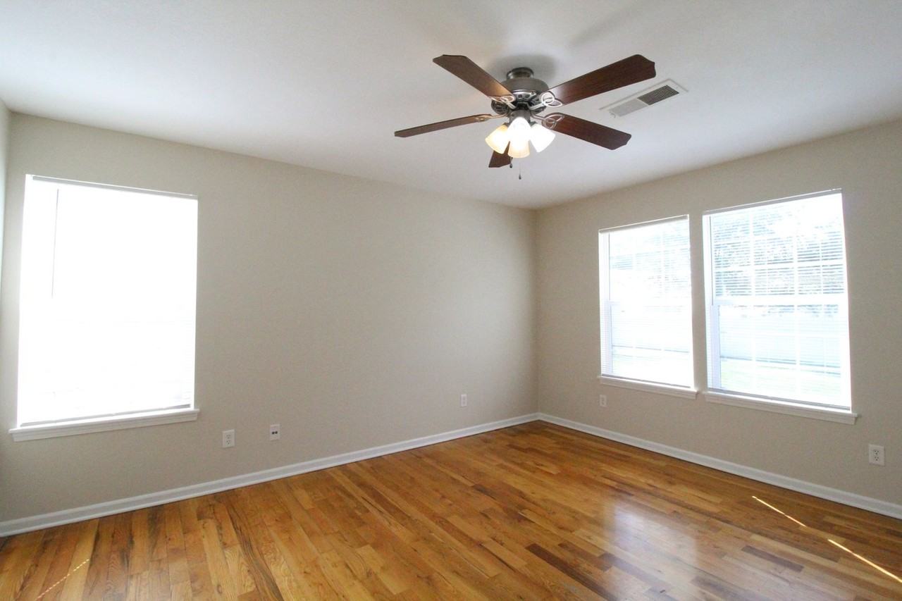 4415 S Parkway Dr - Photo 7 of 9