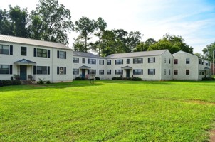 featured image of 600 E 6th St