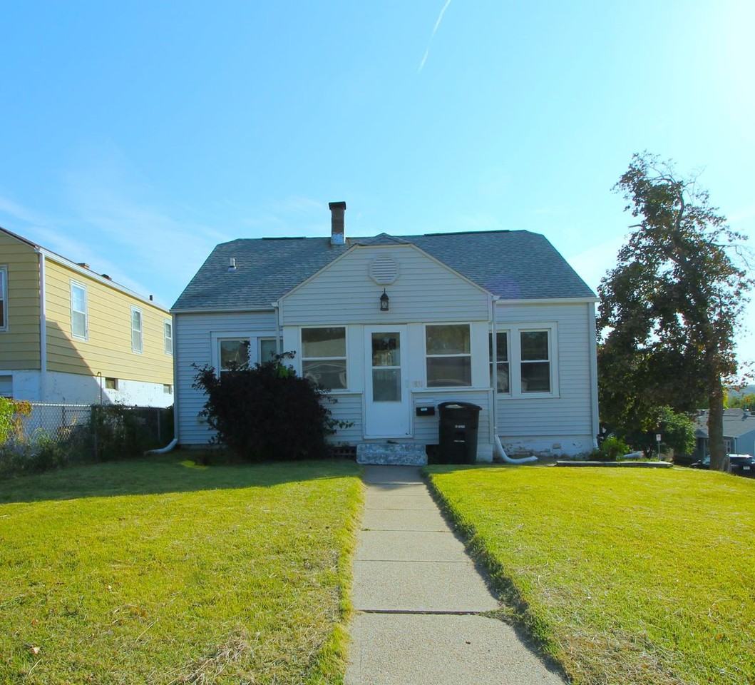 1831 S 60th St - Photo 5 of 21