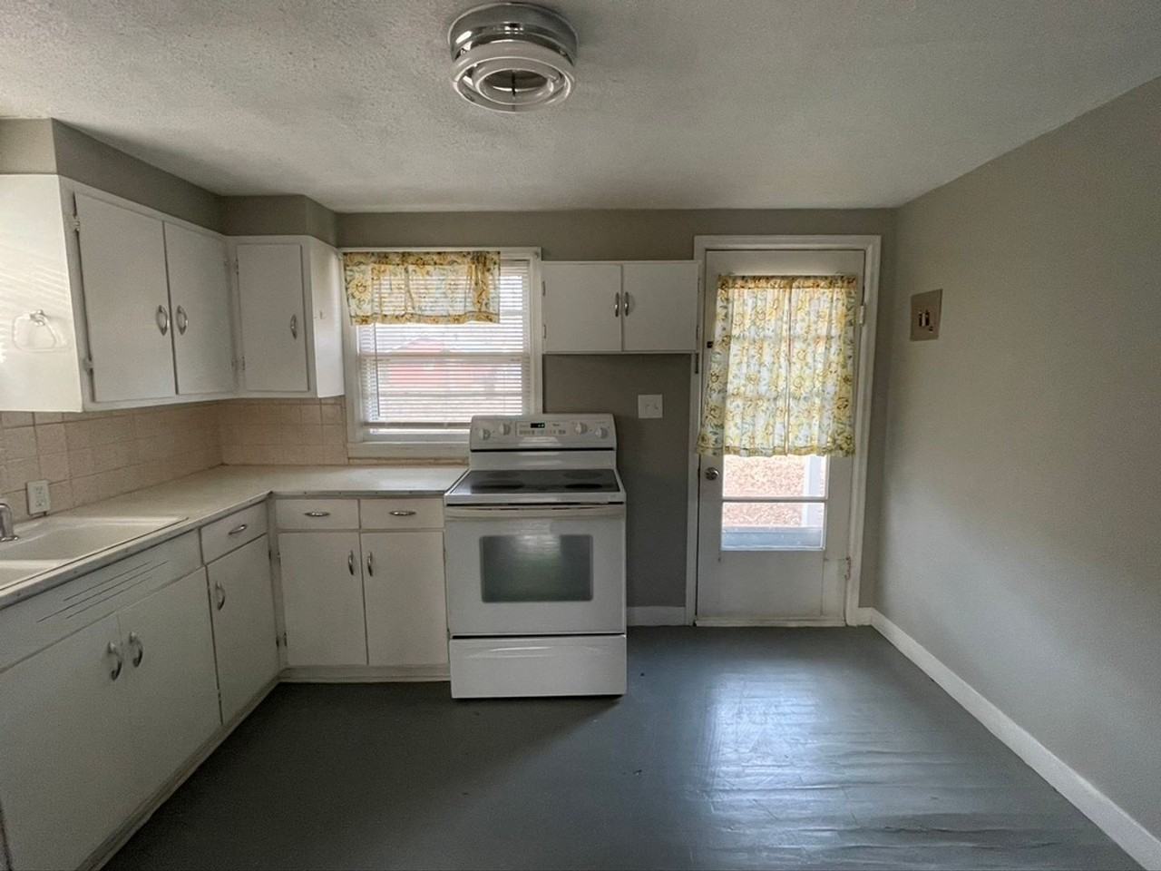611 E 20th St - Photo 4 of 11