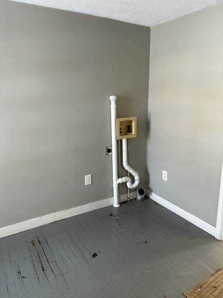 611 E 20th St - Photo 5 of 11