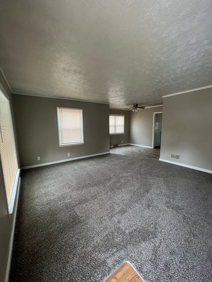 6751 N 33rd St - Photo 4 of 16