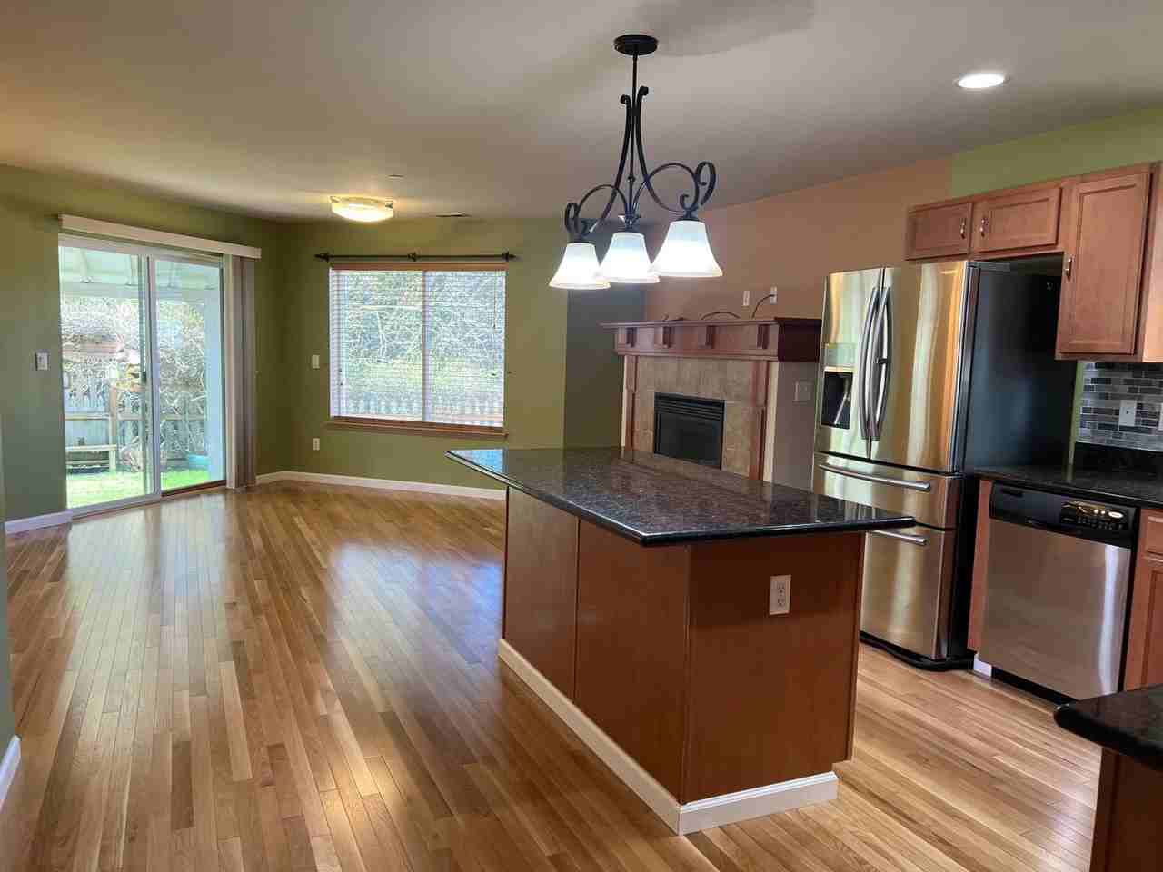 1515 Grant Ave - Photo 5 of 33