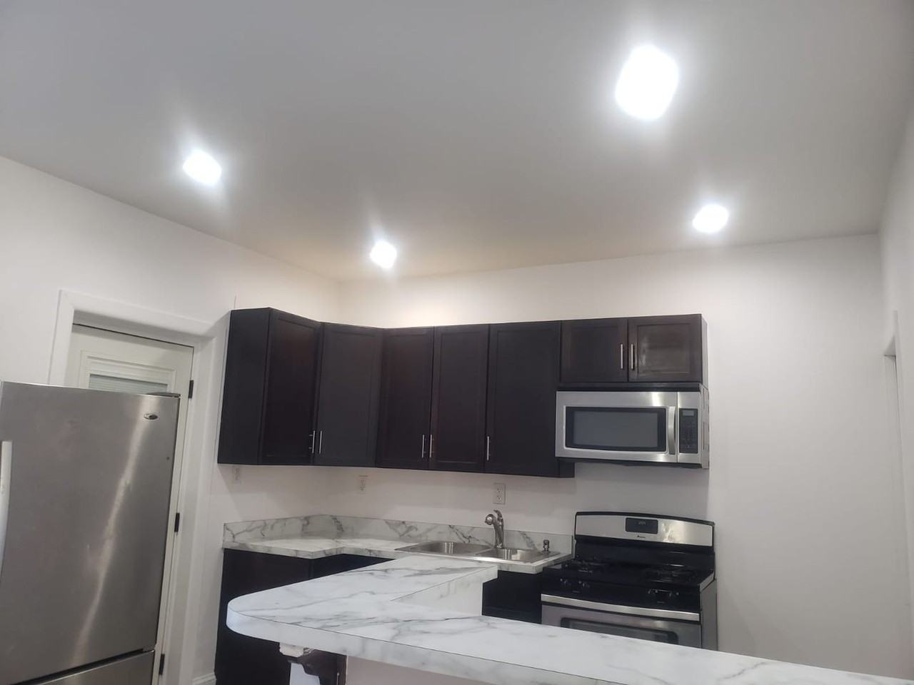 409 E Orange St - Photo 5 of 12