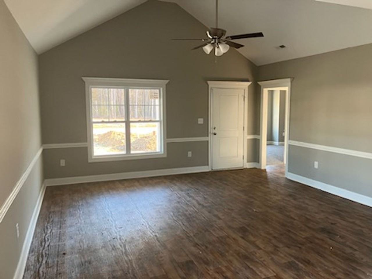 5244 Castlewood Dr - Photo 2 of 7