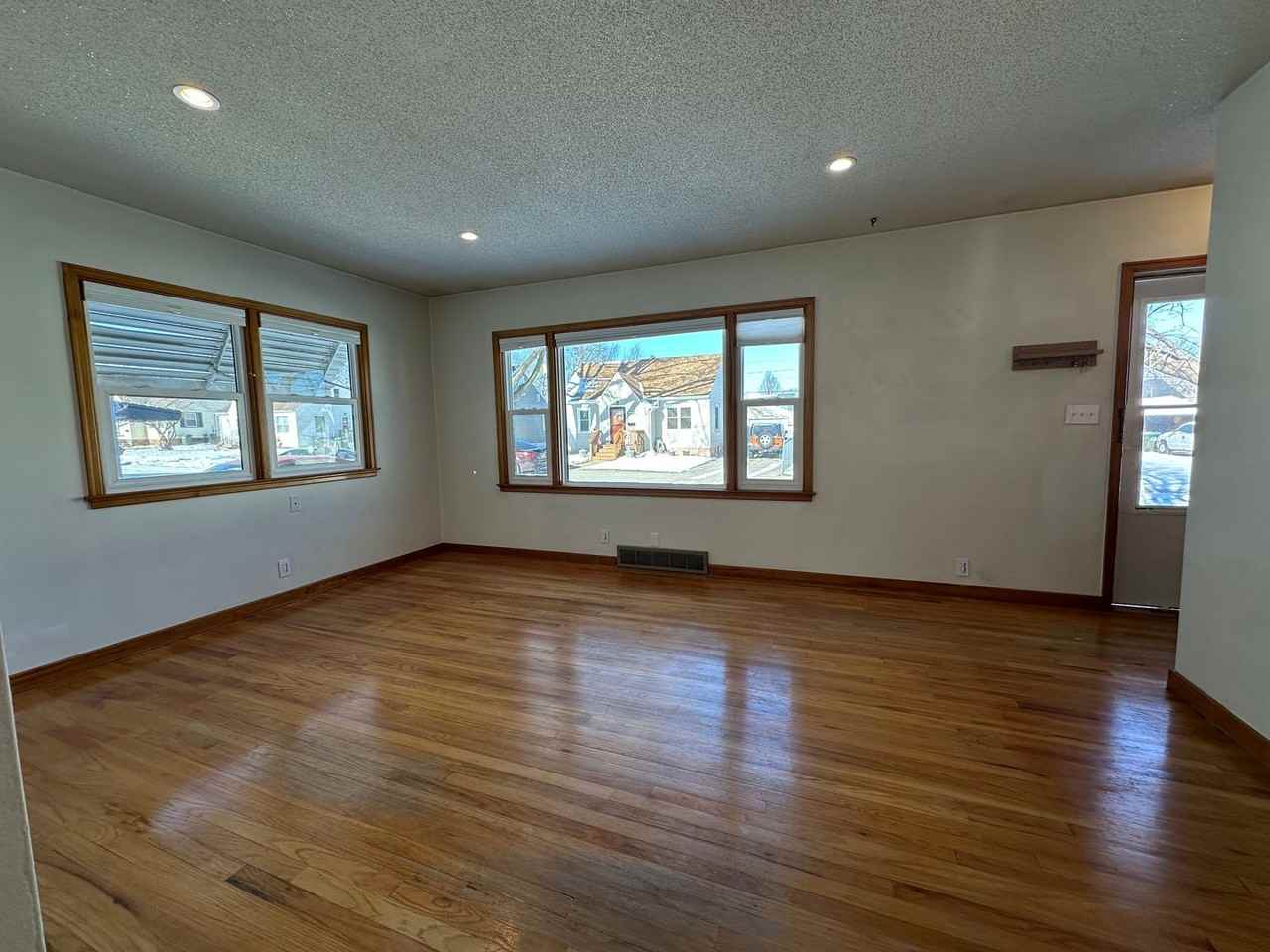 1637 8 1/2 Ave N - Photo 3 of 7