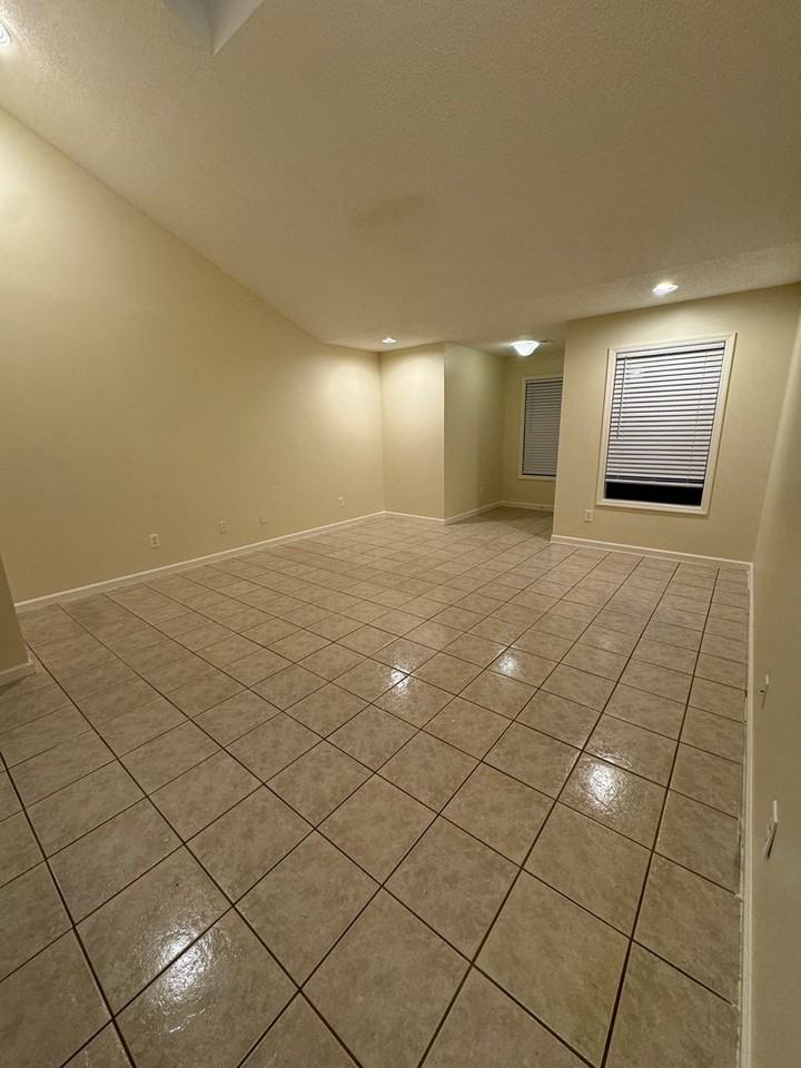 1171 Northwood Dr - Photo 4 of 10