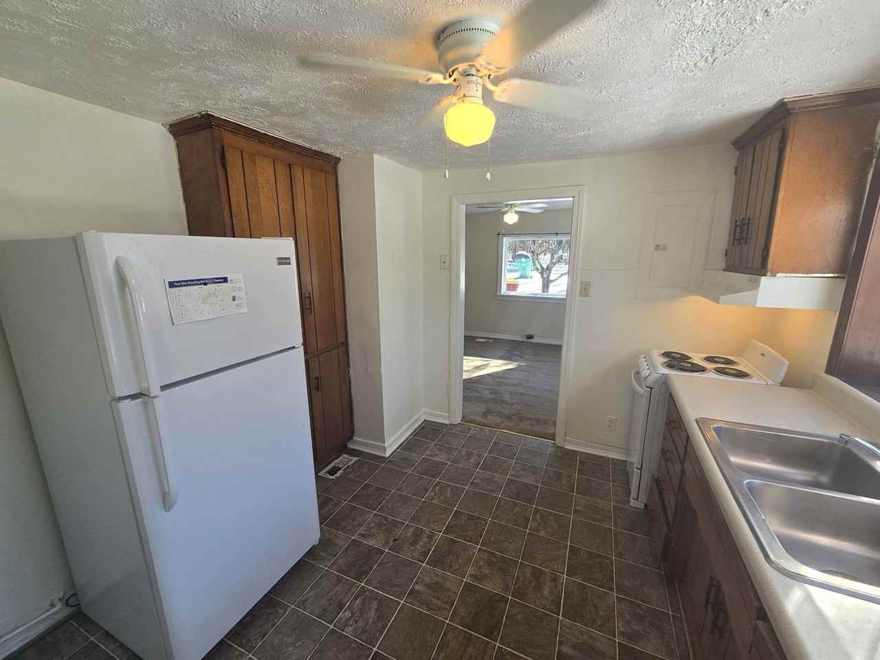 1641 Lincoln St - Photo 2 of 4