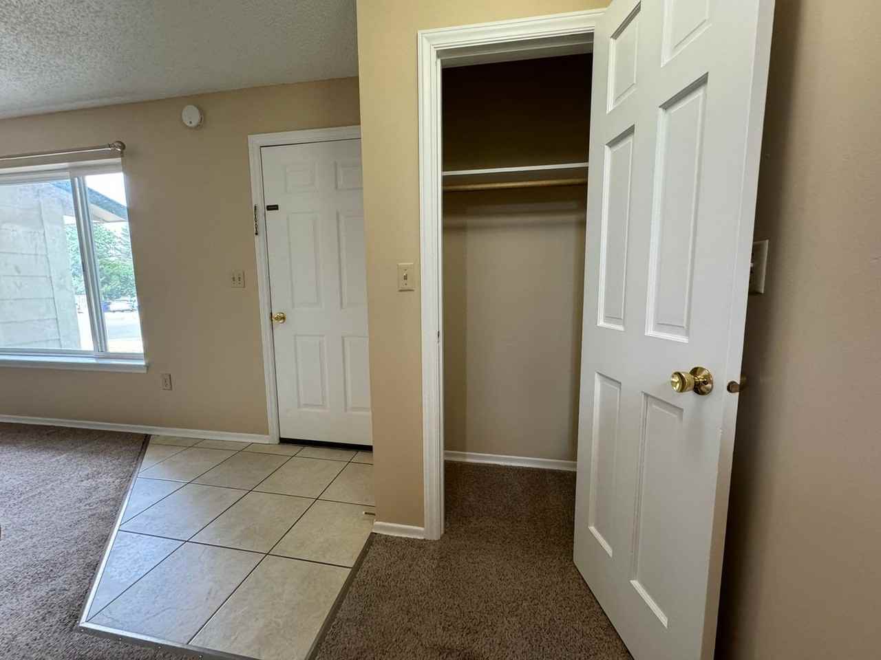 1402 N Brook Ct - Photo 3 of 32