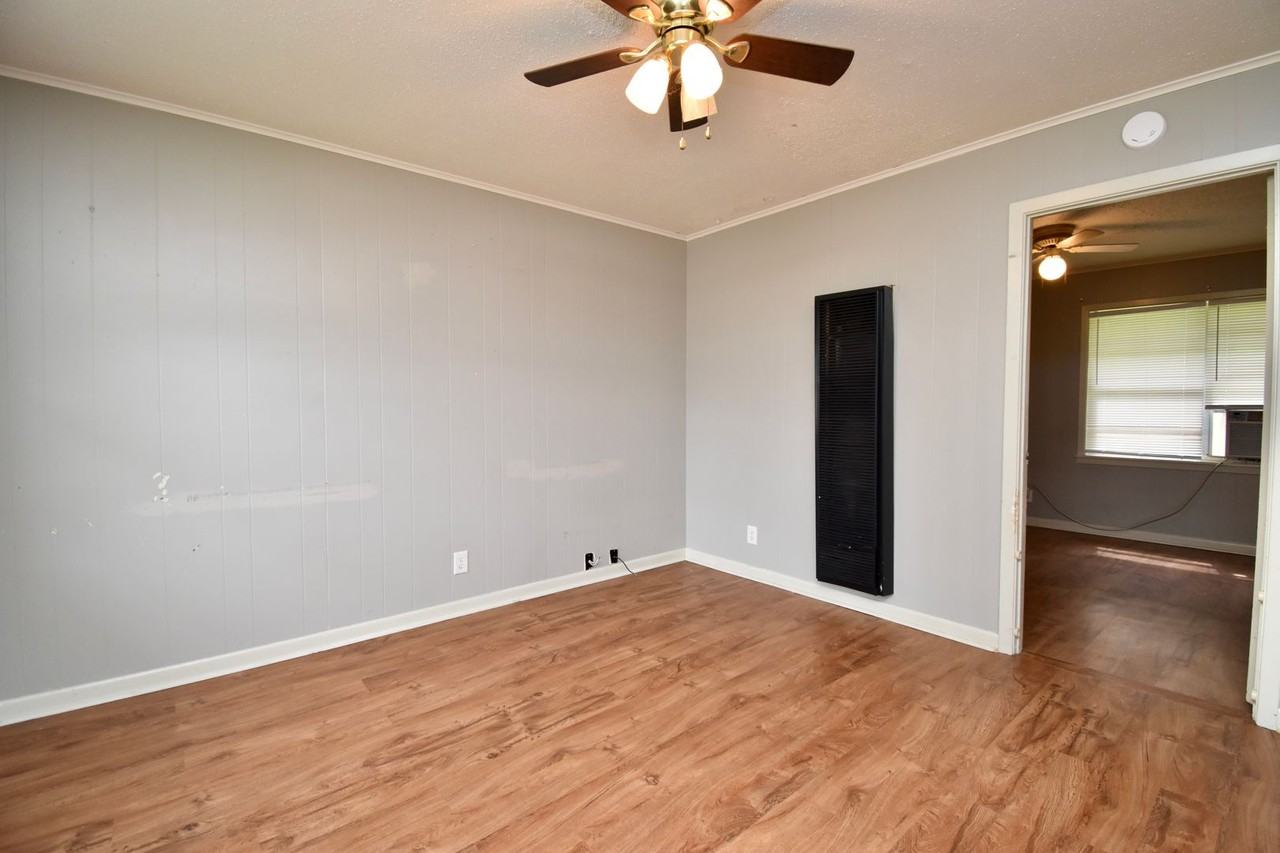 Bulldog Crossing - Photo 4 of 8