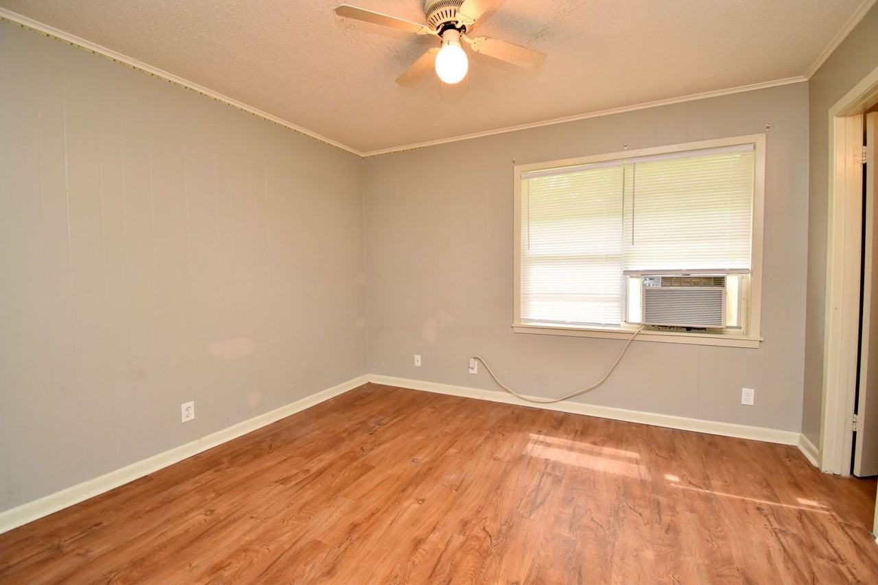 Bulldog Crossing - Photo 6 of 8