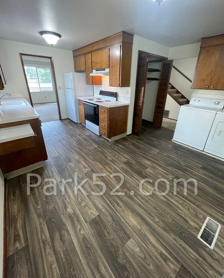 1446 Rainier Dr #4 - Photo 4 of 20