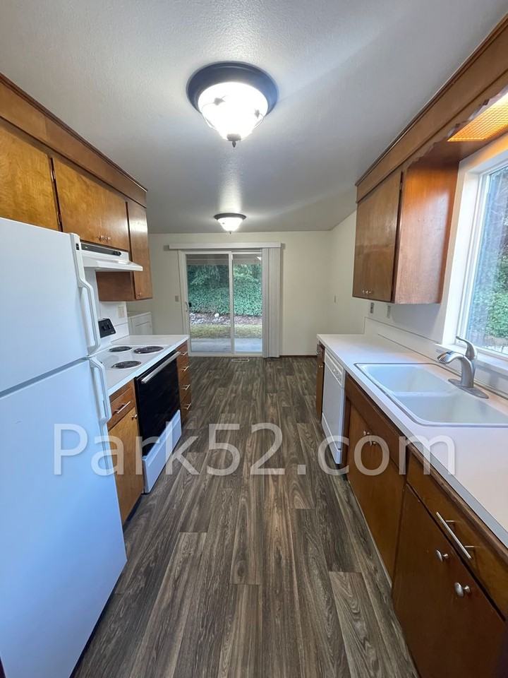 1446 Rainier Dr #4 - Photo 6 of 20