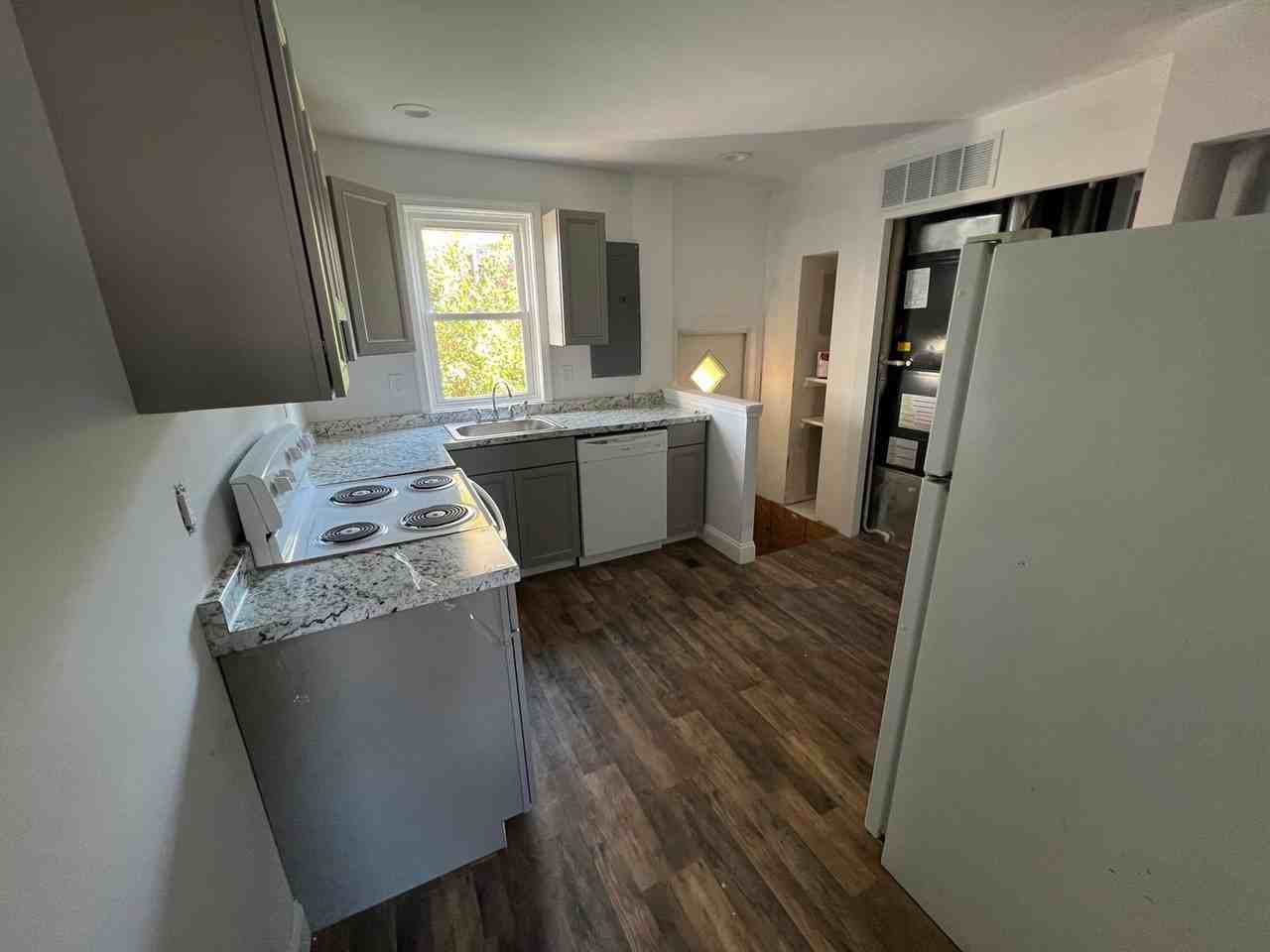 319 Pine St - Photo 3 of 12