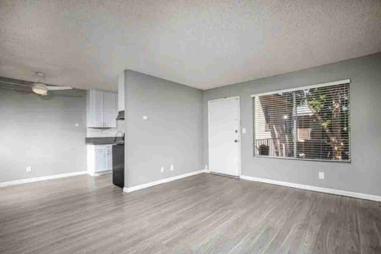 Stonegate Manor - Photo 2 of 10