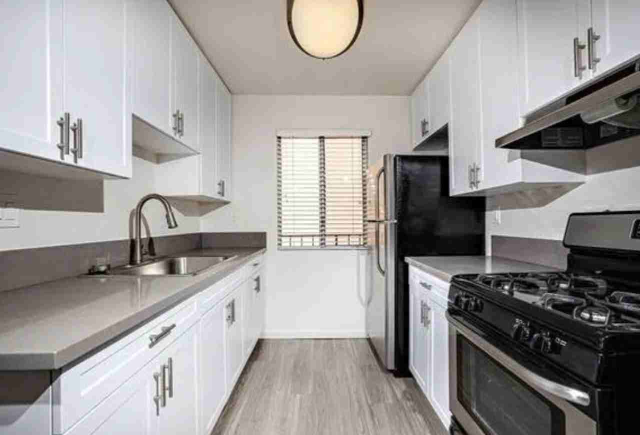 Stonegate Manor - Photo 4 of 10