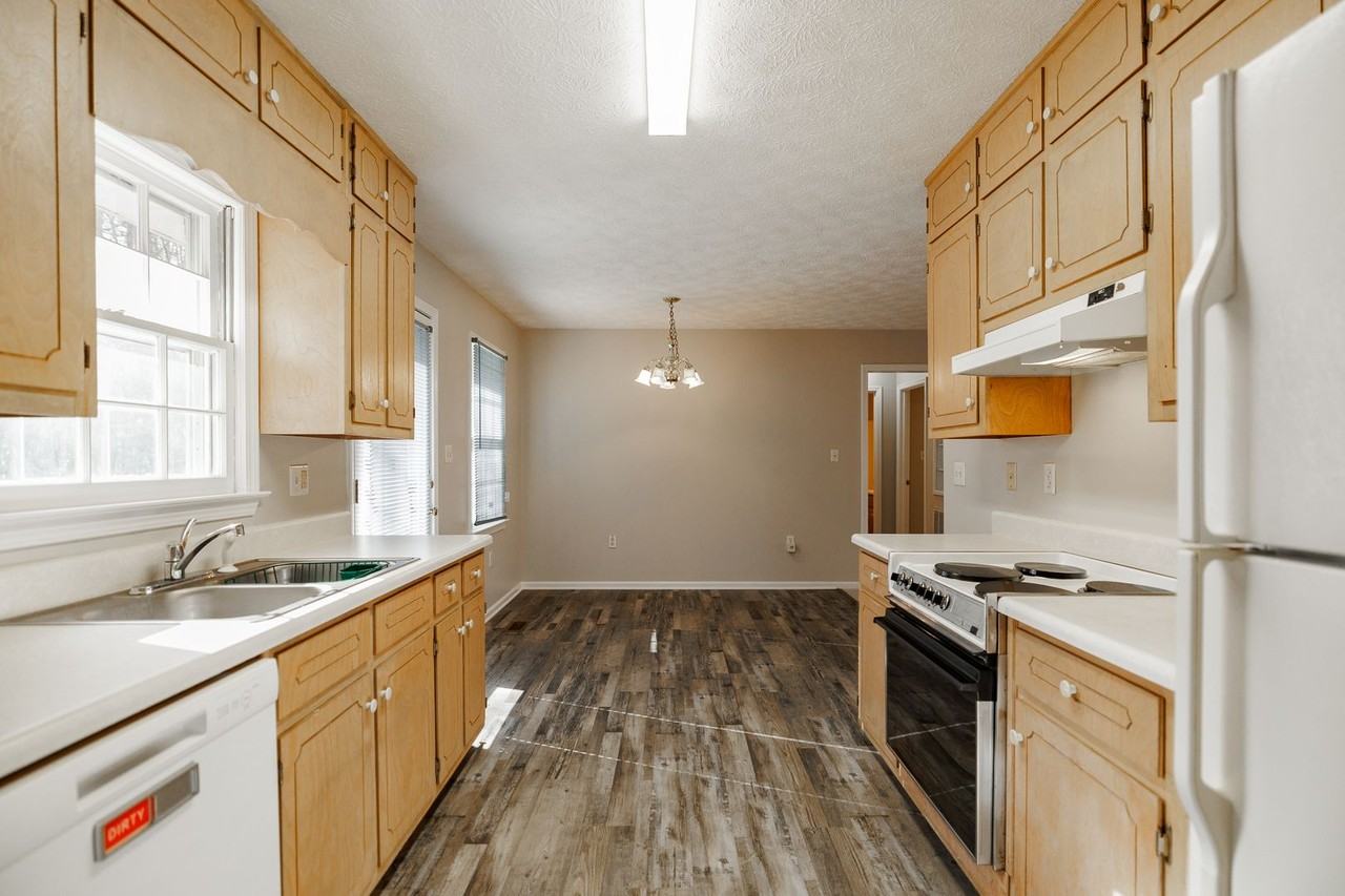 1160 Grayson Ln - Photo 4 of 21