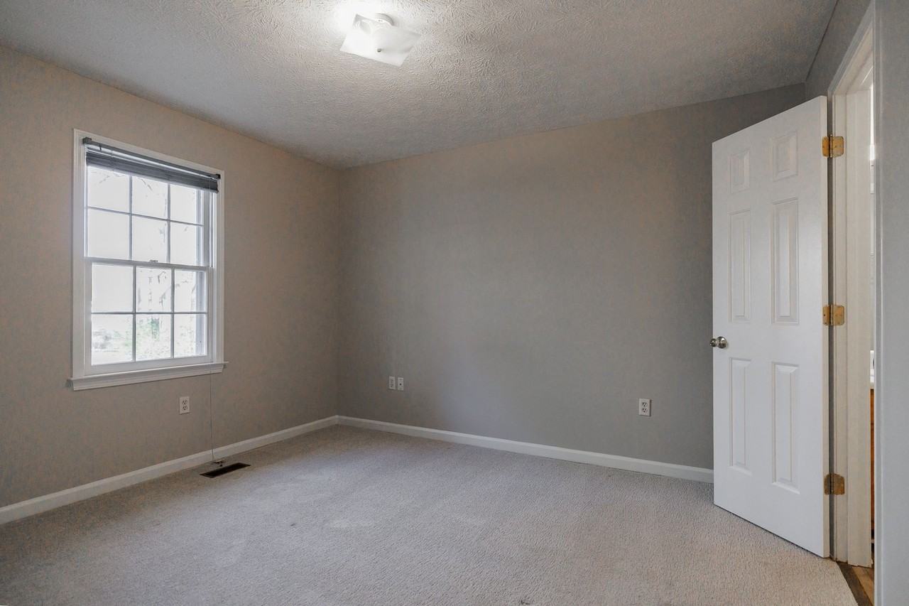1160 Grayson Ln - Photo 5 of 21