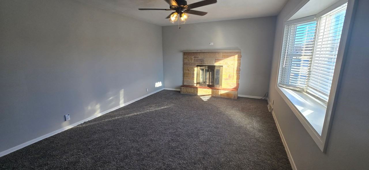 122 Nevada Dr - Photo 2 of 23