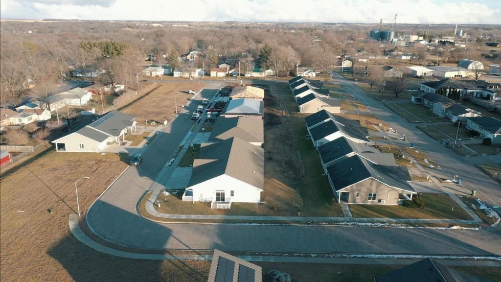 808 Parkside Ln - Photo 2 of 22