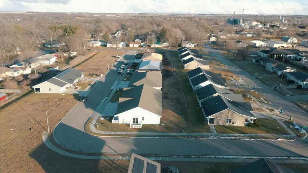 806 Parkside Ln - Photo 2 of 27