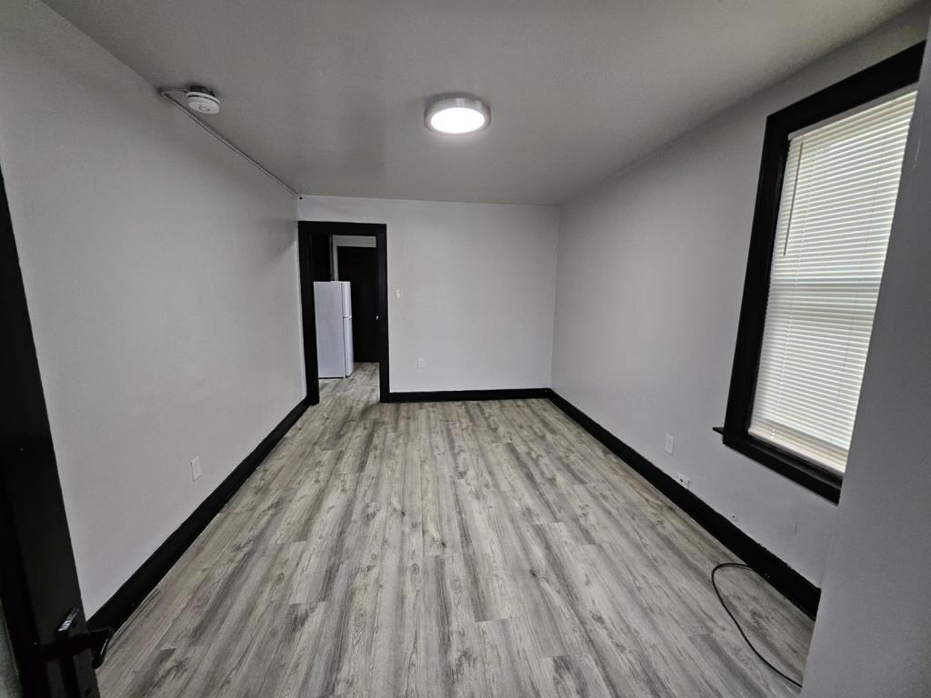 947 Maple Ave - Photo 2 of 8