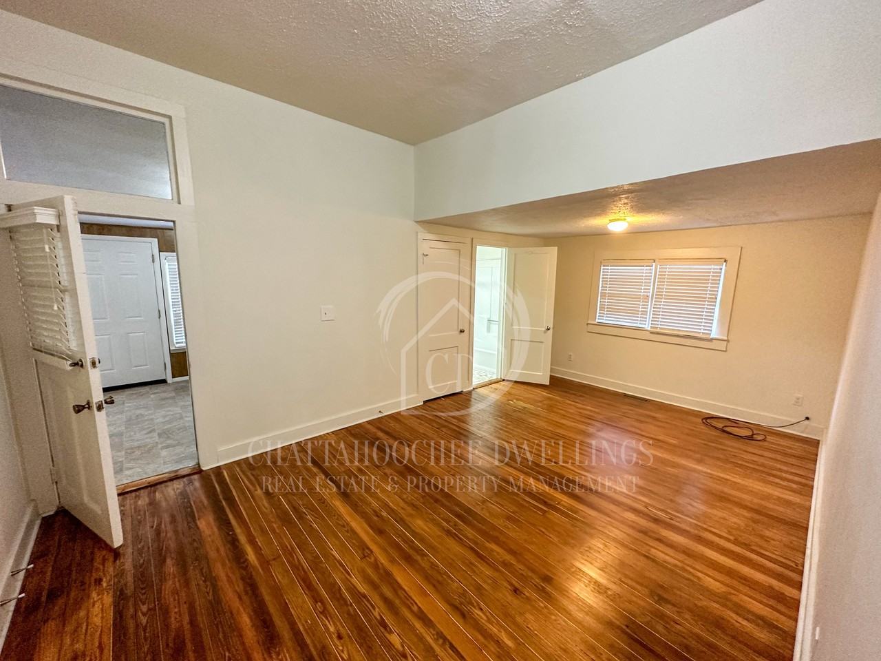 526 Front Ave - Photo 2 of 7