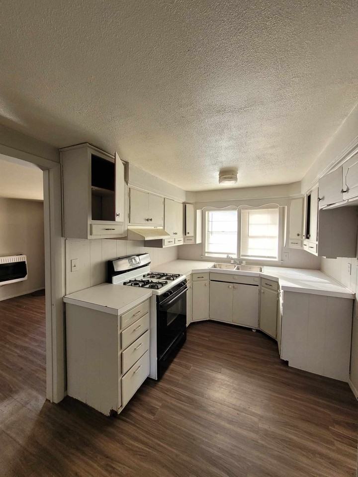 205 W Cheyenne St - Photo 3 of 8