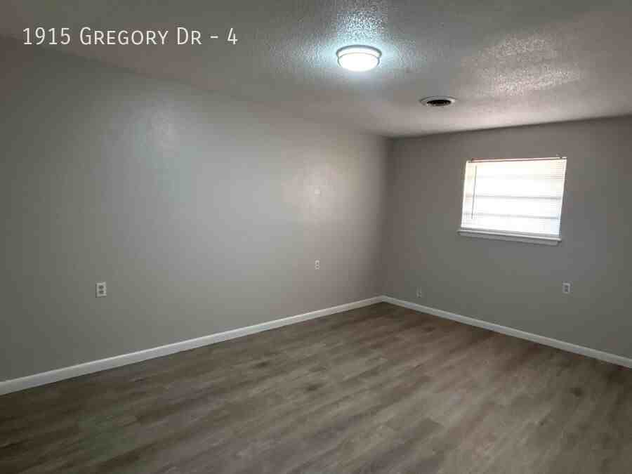1915 Gregory Drive #4 - Photo 3 of 11