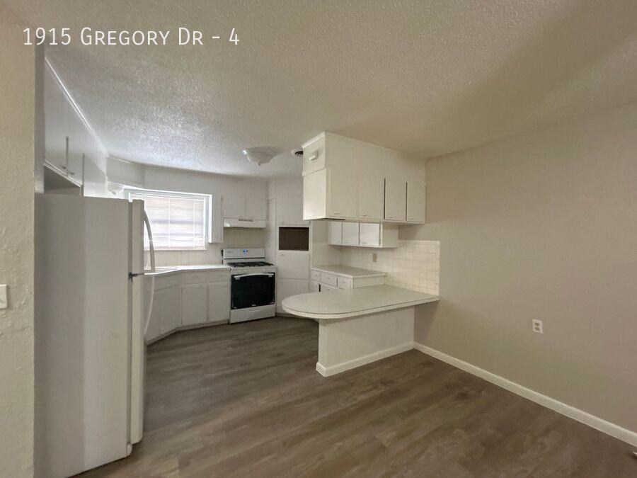 1915 Gregory Drive #4 - Photo 6 of 11