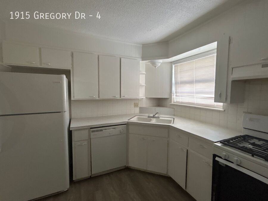 1915 Gregory Drive #4 - Photo 7 of 11