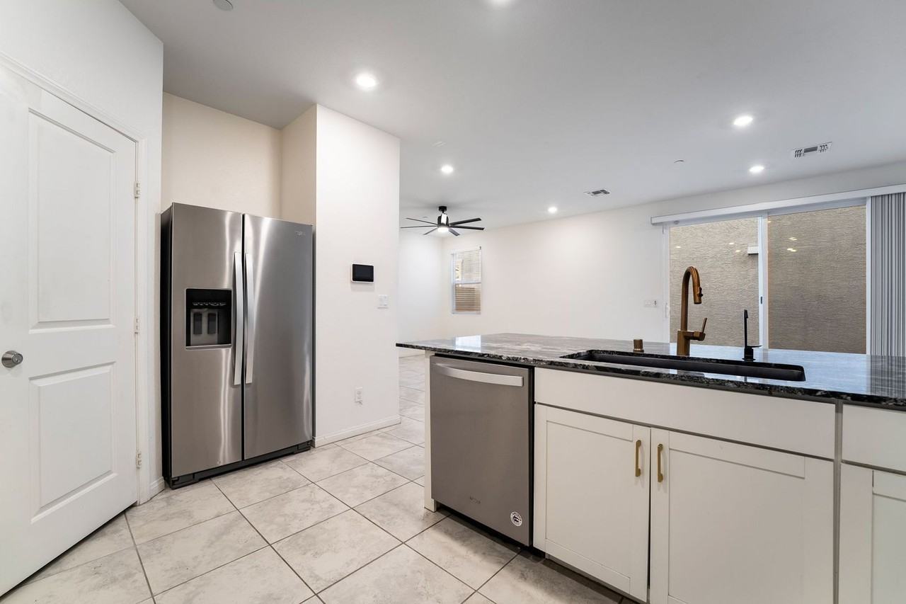 2479 Bellinzona Pl - Photo 5 of 23