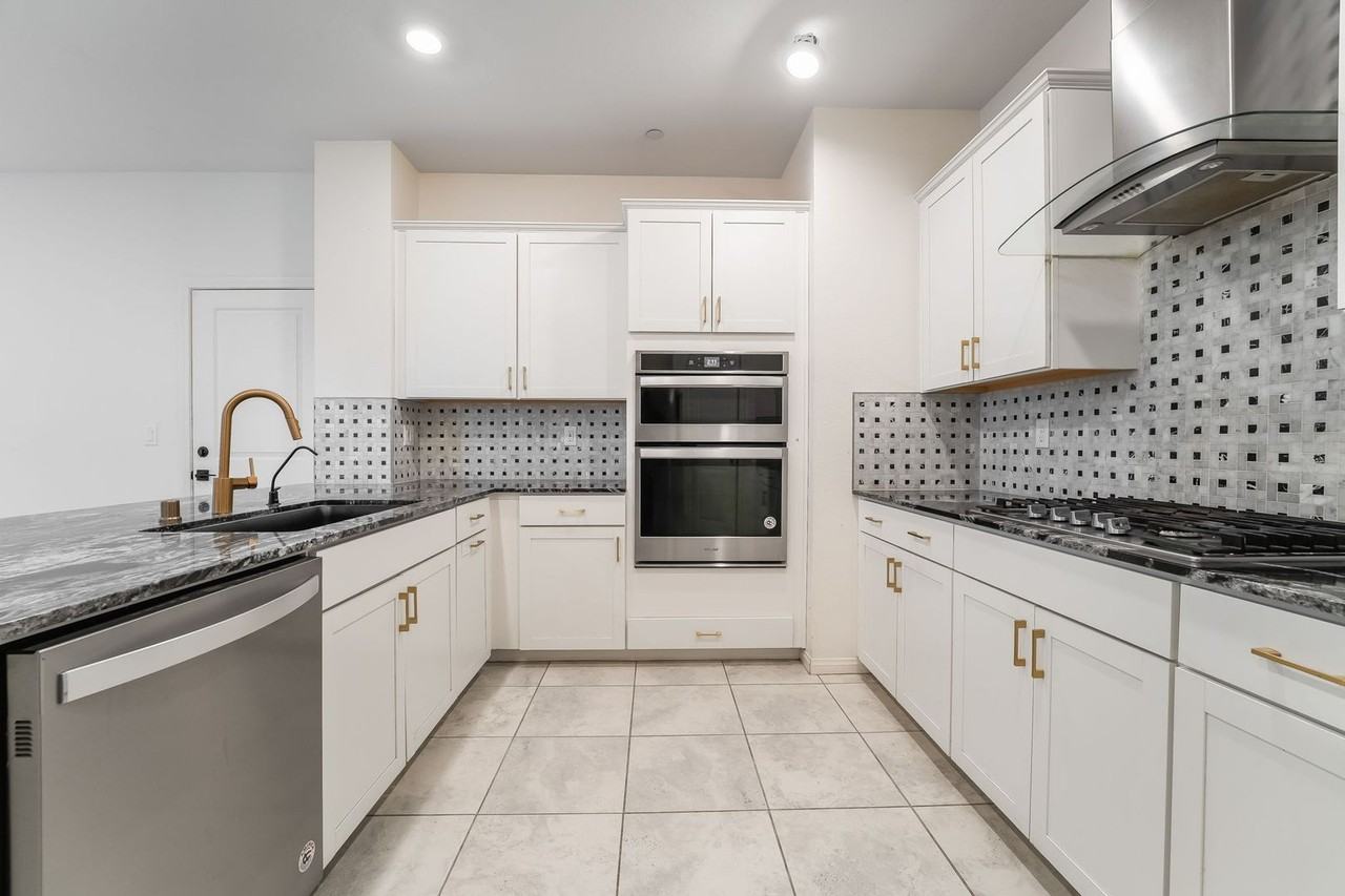 2479 Bellinzona Pl - Photo 7 of 23