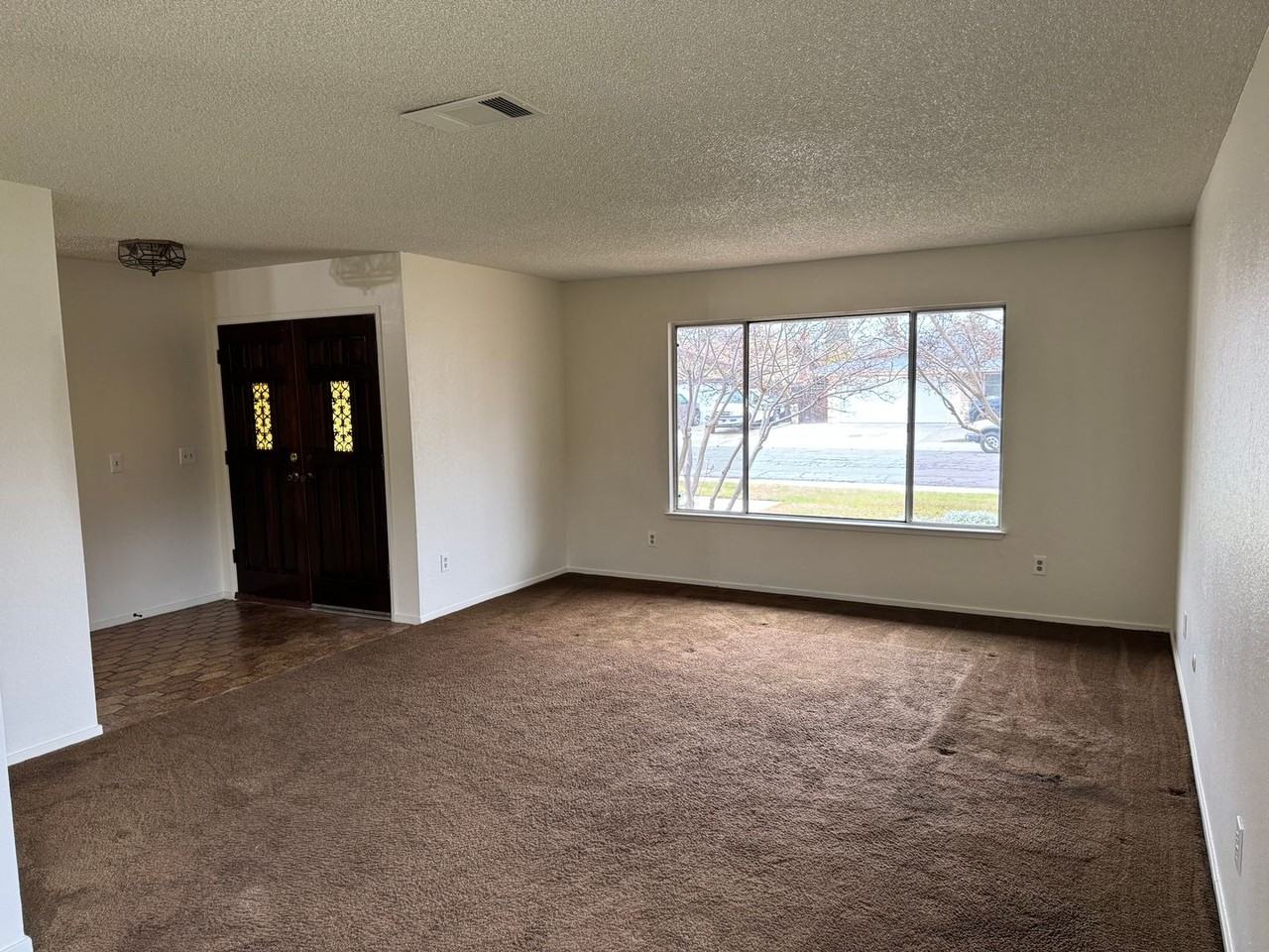 1586 Hawthorne Dr - Photo 2 of 14