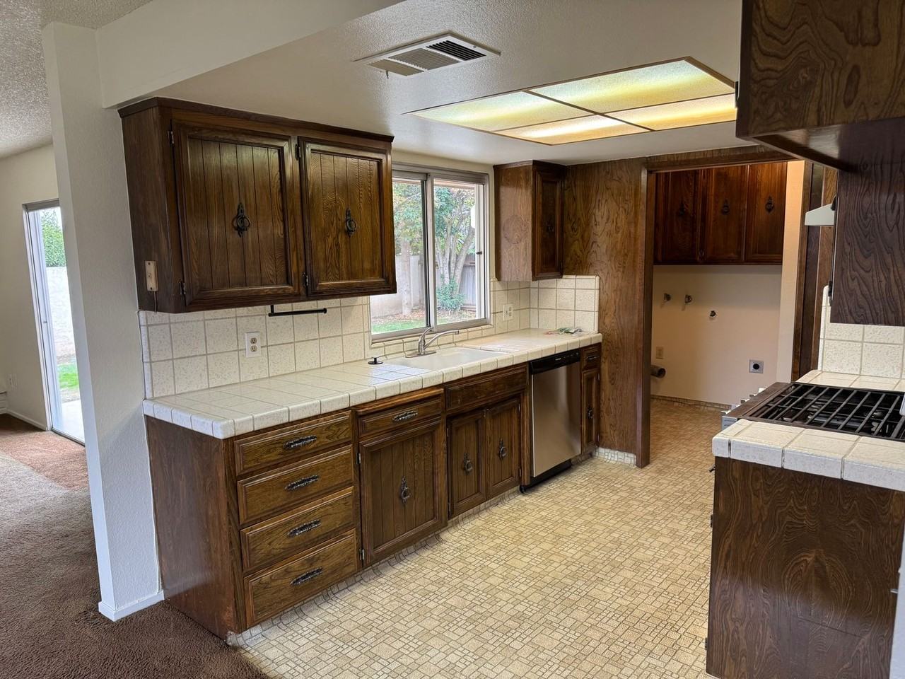 1586 Hawthorne Dr - Photo 6 of 14