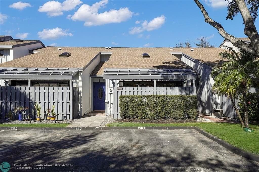 1567 Amanda St - Photo 2 of 50