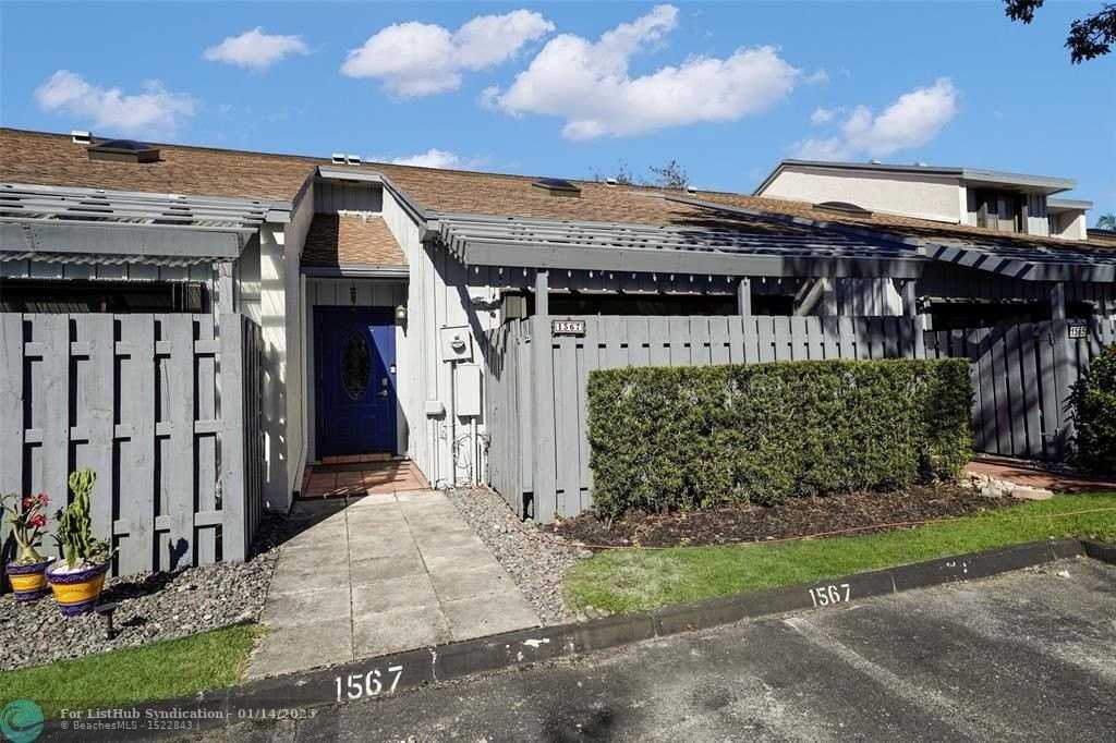 1567 Amanda St - Photo 3 of 50