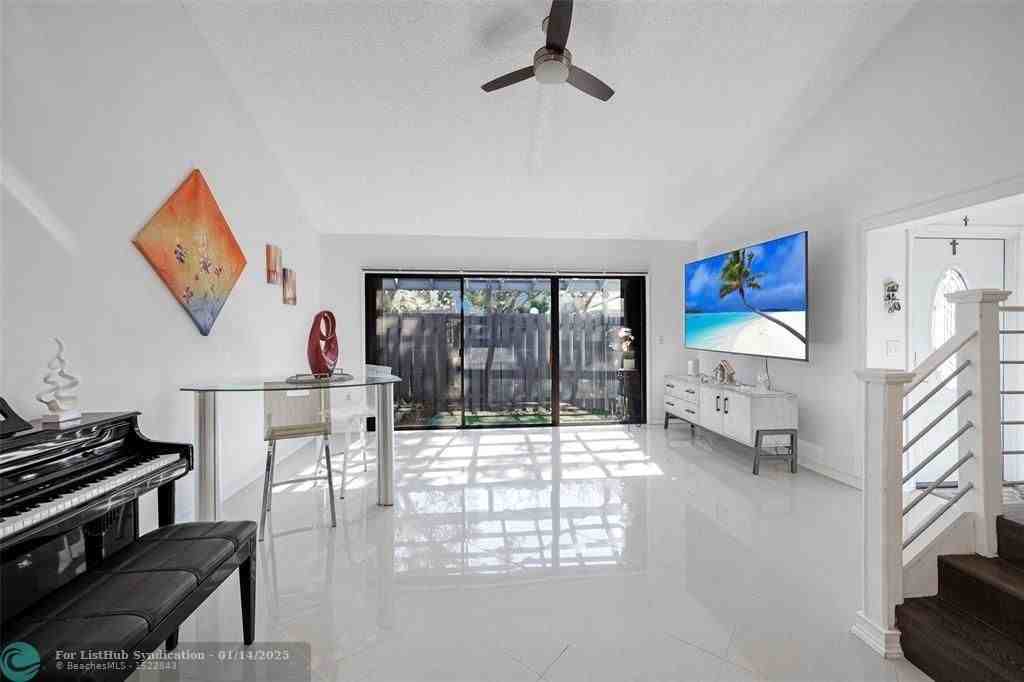 1567 Amanda St - Photo 7 of 50