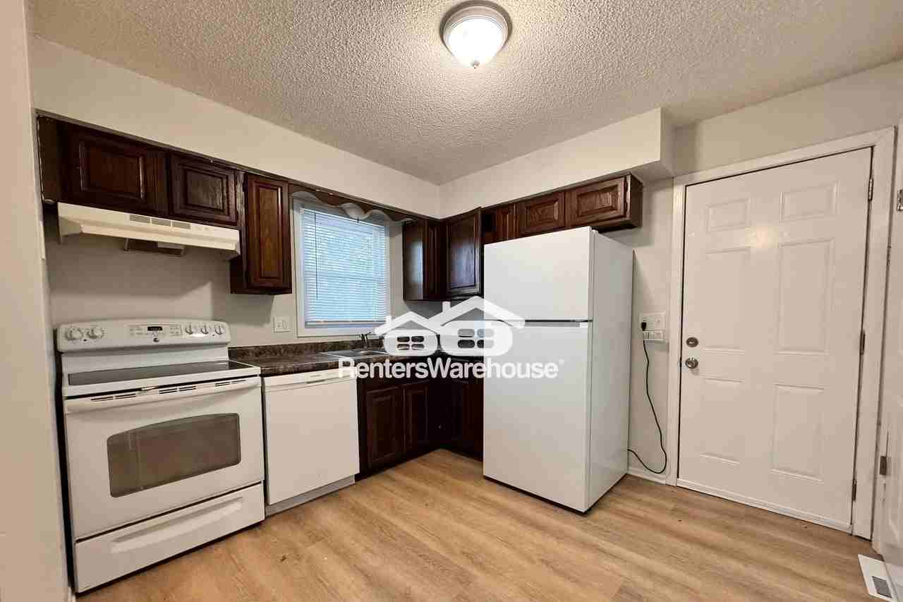 902 Se 10th St - Photo 2 of 11