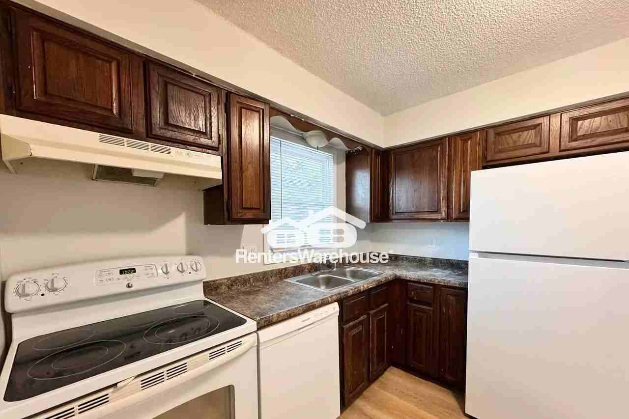 902 Se 10th St - Photo 3 of 11