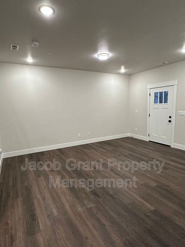 826 E Sunnyside Rd #4 - Photo 3 of 27