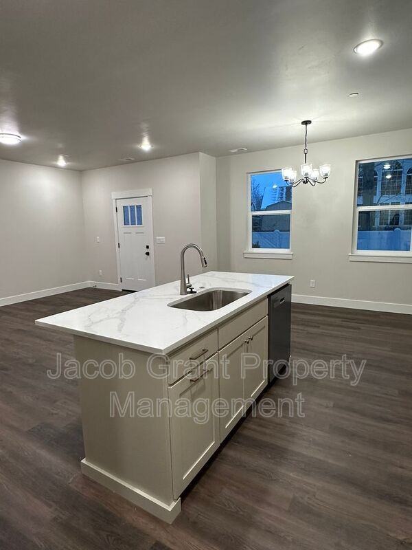 826 E Sunnyside Rd #4 - Photo 7 of 27