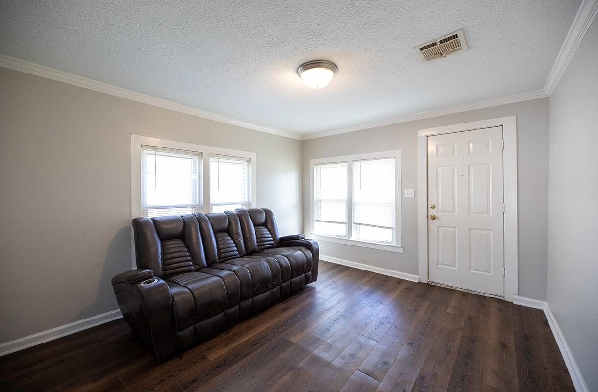 3106 Warren Ave - Photo 2 of 7